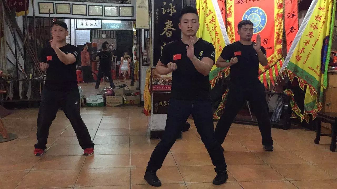 馆长在展示咏春拳小念头套路