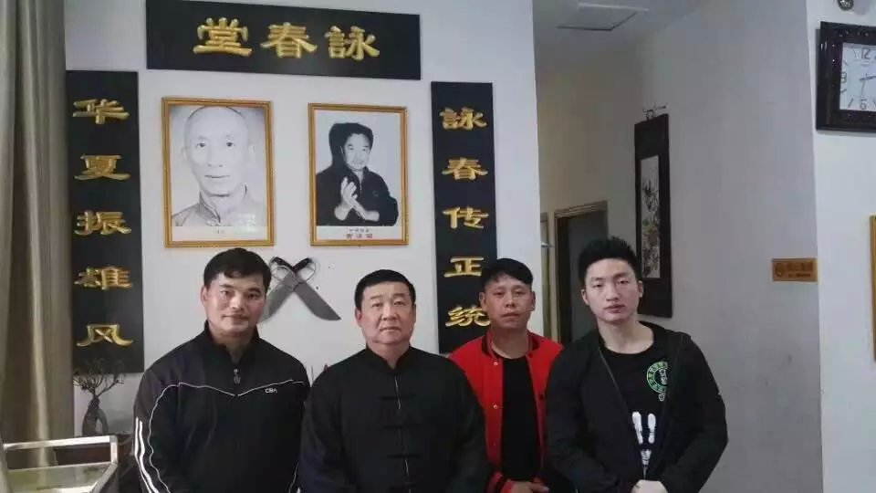 馆长和武术协会秘书长合影留念