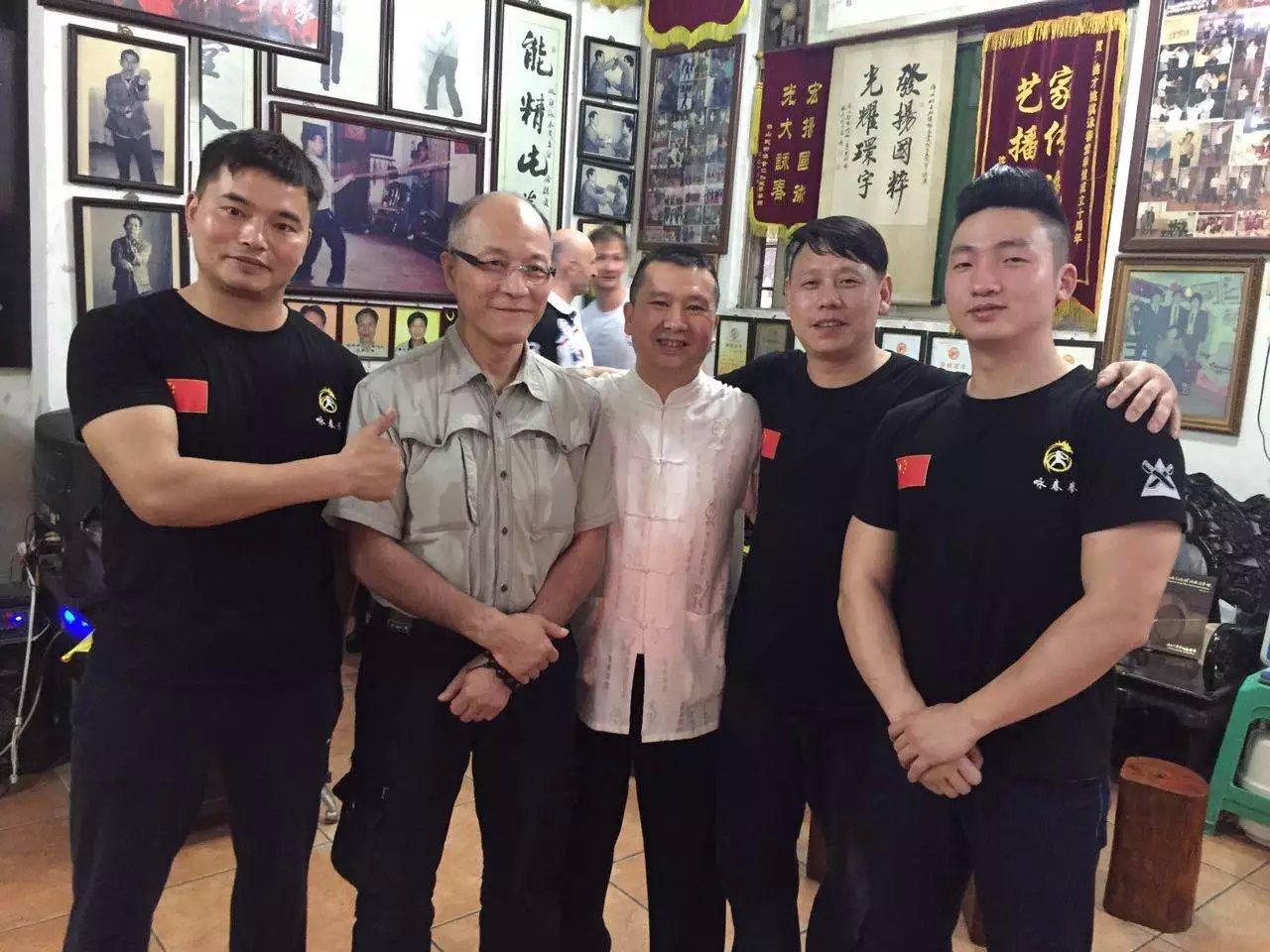 馆长与雷师伯和姚忠强师傅合影